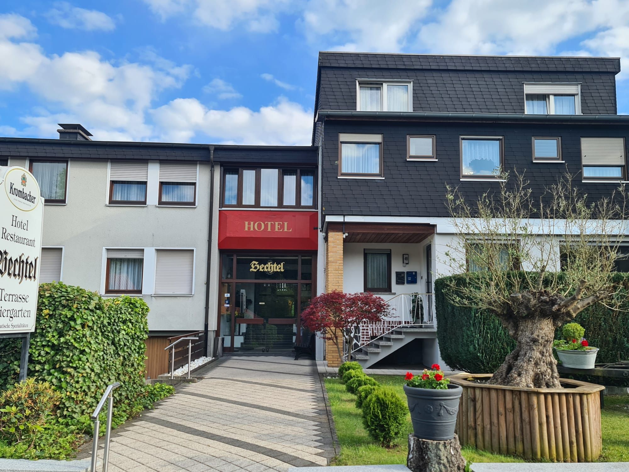 Außenansicht des Hotel Bechtel in Burbach